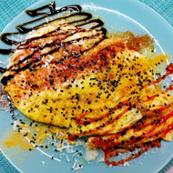 Пикантный скрэмбл с помидорами и сыром