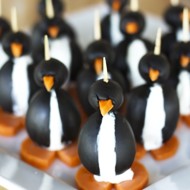 Пингвины из маслин фаршированные мягким сыром