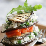 Пирамида из гриль овощей с творогом и зеленью