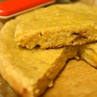 Пирог из кукурузной крупы с бананом и персиком