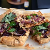 Пирог из слоеного теста с карамелизованным луком и сыром