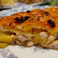 Пирог из слоеного теста с курицей и картофелем