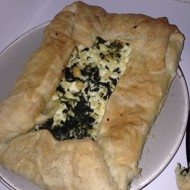 Пирог из слоеного теста со шпинатом и брынзой