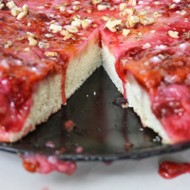 Пирог-перевертыш со сливами и грецкими орехами