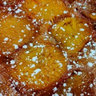 Пирог-перевертыш со сливами