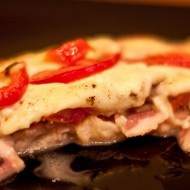 Пирог с беконом и моцареллой