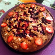 Пирог с черной смородиной и клубникой