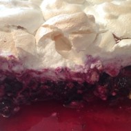 Пирог с черной смородиной и меренгой