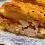 Пирог с фаршем из индейки, картофелем и яйцом со сметанным соусом