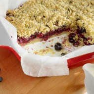 Пирог с голубикой и кокосовым штрейзелем