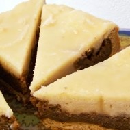 Пирог с грецким орехом и лимонной глазурью