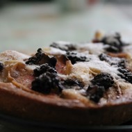 Пирог с яблоками и ежевикой