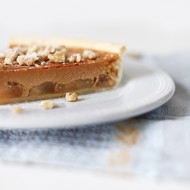 Пирог с яблоками и вареной сгущенкой