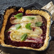 Пирог с камамбером и пряной сливой