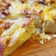 Пирог с карамелизованными грушами