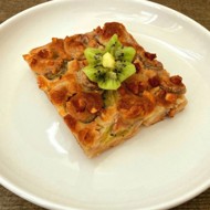 Пирог с киви, бананами, яблоками и орехами