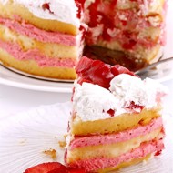 Пирог с клубникой и сливками