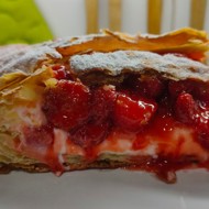 Пирог с клубникой и сливками