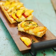 Пирог с козьим сыром, нектаринами и розмарином