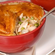 Пирог с курицей и грибами в горшочках