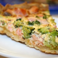 Пирог с лососем, брокколи и сыром