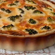 Пирог с лососем и брокколи