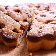 Пирог с малиной и фисташками