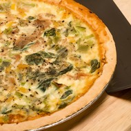 Пирог с молодой капустой и луком-пореем