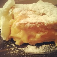 Пирог с персиками и пломбиром