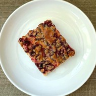 Пирог с пряной вишней и яблоками