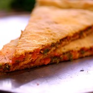 Пирог с томатами, луком и кинзой