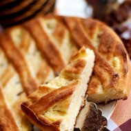 Пирог с творогом и изюмом