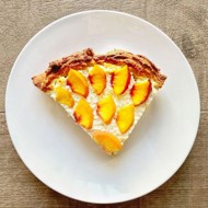 Пирог с творогом и нектаринами