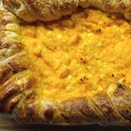 Пирог из слоеного теста с творогом и тыквой