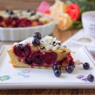 Пирог с вишней и черной смородиной