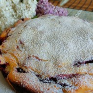 Пирог с вишней и творожным кремом