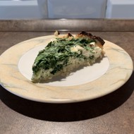 Пирог со шпинатом и фетой на тесте из цветной капусты