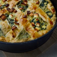 Пирог со шпинатом, картофелем, брынзой и яйцом