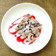 Пирог со сливами и виноградом