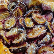 Пирог со сливами на слоеном тесте