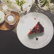 Пирог в белой глазури с красной смородиной