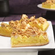 Пирог яблочный с безе и с корицей