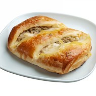 Пирожки из слоеного теста с луком-пореем и сыром