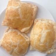 Пирожки с сыром из слоеного теста