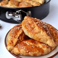 Пирожки слоеные с курицей и пармезаном