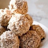 Пирожные с изюмом в шоколадной глазури