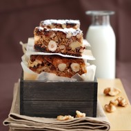 Пирожные с ягодами, миндалем и шоколадом