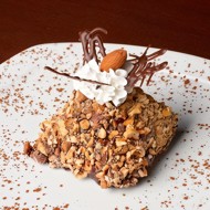 Пирожные с орехами пекан и коричневым сахаром в карамельной глазури