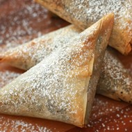 Пирожное со сливочным сыром и сухофруктами