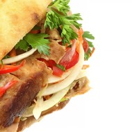 Пита с бараниной, греческим салатом и соусом дзадзики